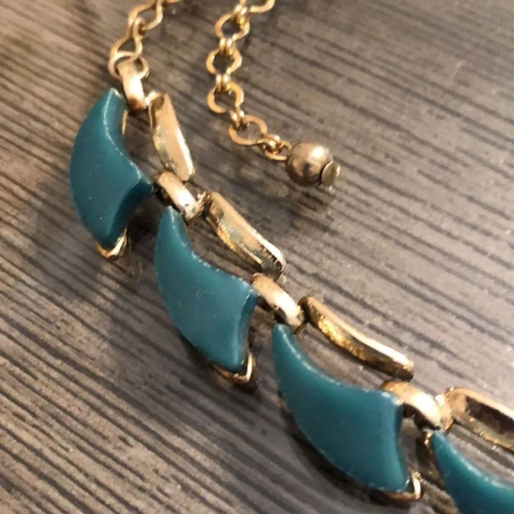 Vintage Mid Century Green Thermoset Plastic Necklace - Picture 3 of 16